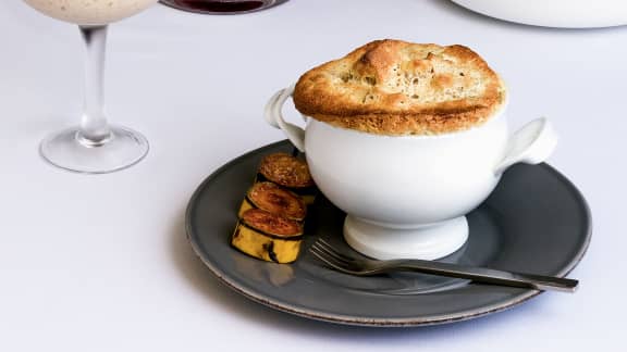 Pouding au pain soufflé aux bananes, érable et rhum