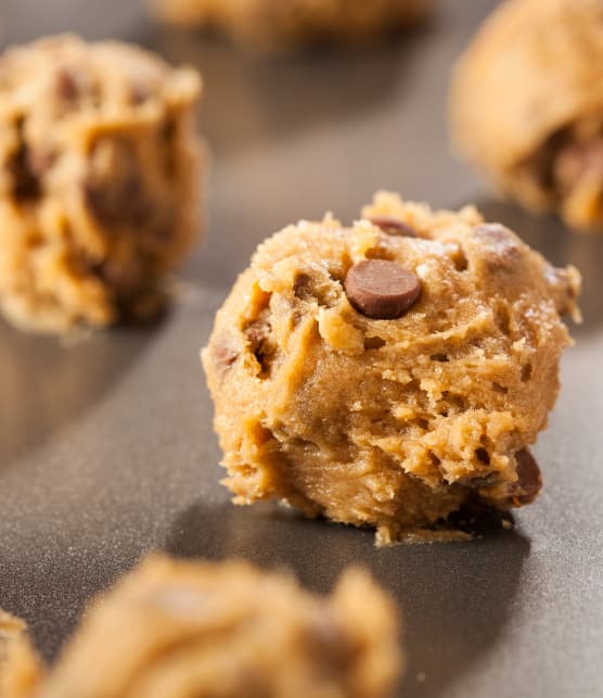 Voici une recette de pâte à biscuits crue et santé à concocter avec les enfants