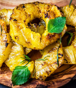 Ananas grillés, sauce au caramel