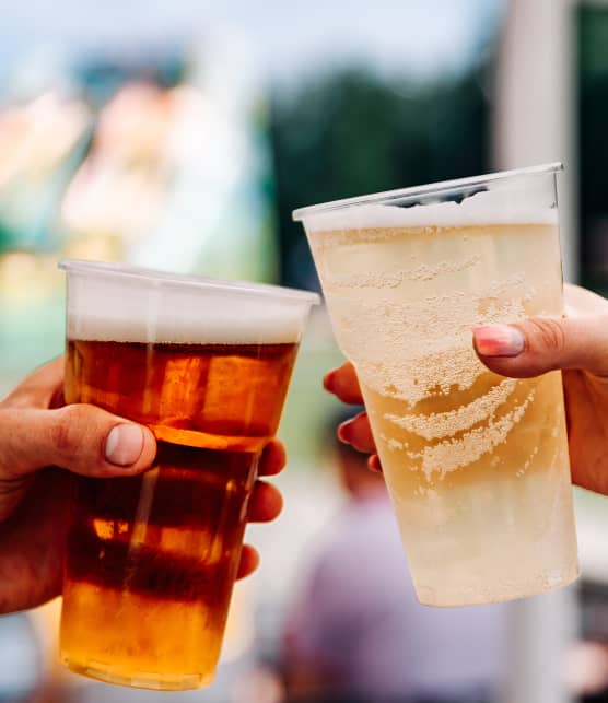 Voici pourquoi il ne faut pas réutiliser ces verres en plastique de festival