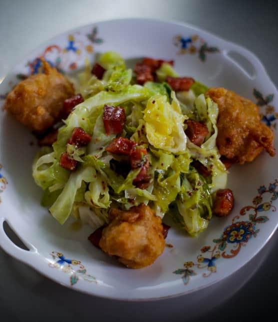 Salade de chou de Savoie et beignets de pommes et cheddar