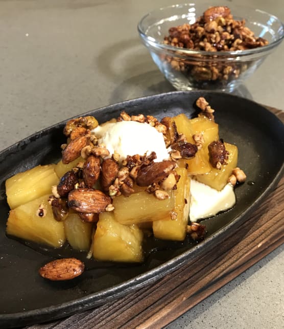 Ananas glacé au miel de sarrasin et cardamome, flambé au rhum et noix caramélisées épicées