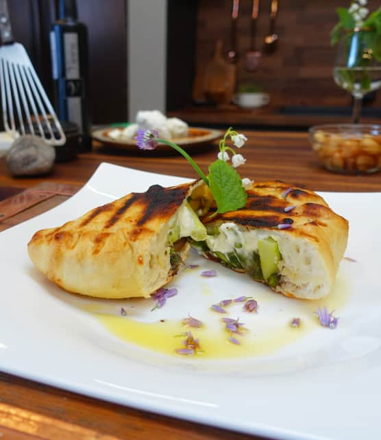 Calzones au chèvre frais, asperges et ail rôti, sur le BBQ