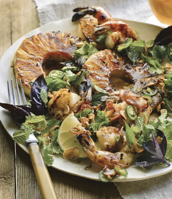 Salade d'ananas et de crevettes grillées aux arômes du Vietnam