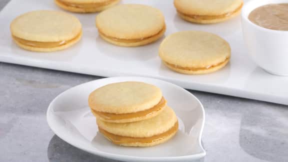 Biscuits sandwichs à la noix de coco et au caramel (tartinade Kaya)