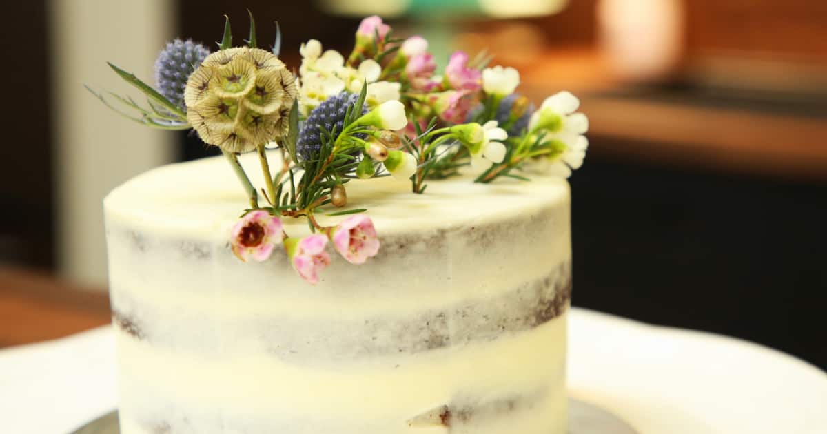Fleurs naturelles sur un gâteau : un risque ou non? - Aux Arts de la Table