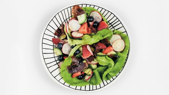 Salade à la viande des Grisons, aux fraises et aux bleuets