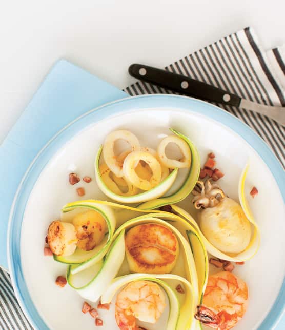 Salade de fruits de mer grillés, pancetta, courgettes et noix de pin