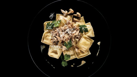 Raviolis à la ricotta, confit de canard et champignons