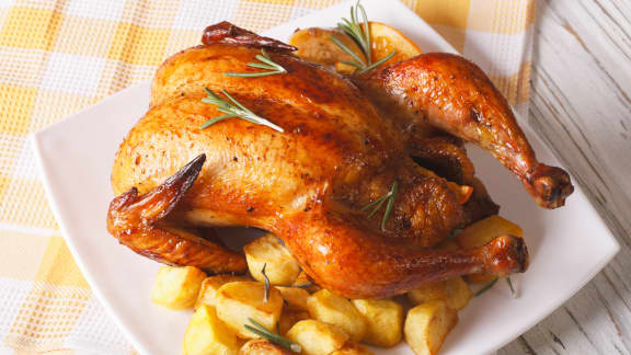 Comment cuire un poulet entier au four?