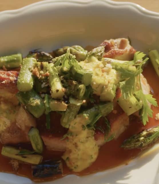 Côte de porc, asperges en 3 façons, gribiche au hareng