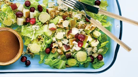 Salade de choux de Bruxelles aux poires et au fromage bleu