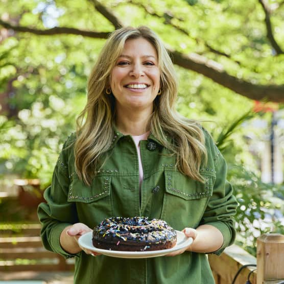 Anne-Marie Withenshaw lance sa première gamme de pâtisseries!