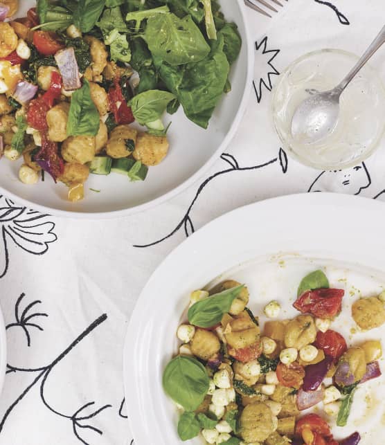 Gnocchis aux légumes grillés, au pesto et aux bocconcinis