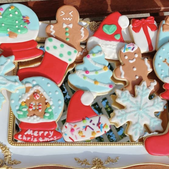 Décoration Et Pâtisserie Pour Noël. Processus De Décoration De Glaçage De  Biscuits De Noël Avec Une Poche À Douille. Cuisiner Pour Noël. Maison De  Vacances Banque D'Images et Photos Libres De Droits.