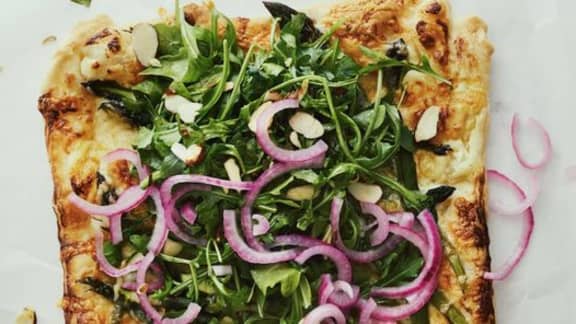 Tarte fine aux asperges & salade de roquette
