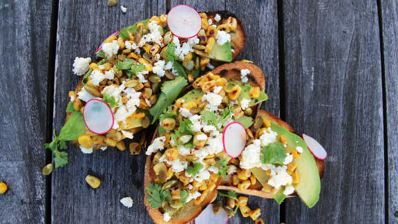 Toast à l’avocat, maïs grillé et Harissa