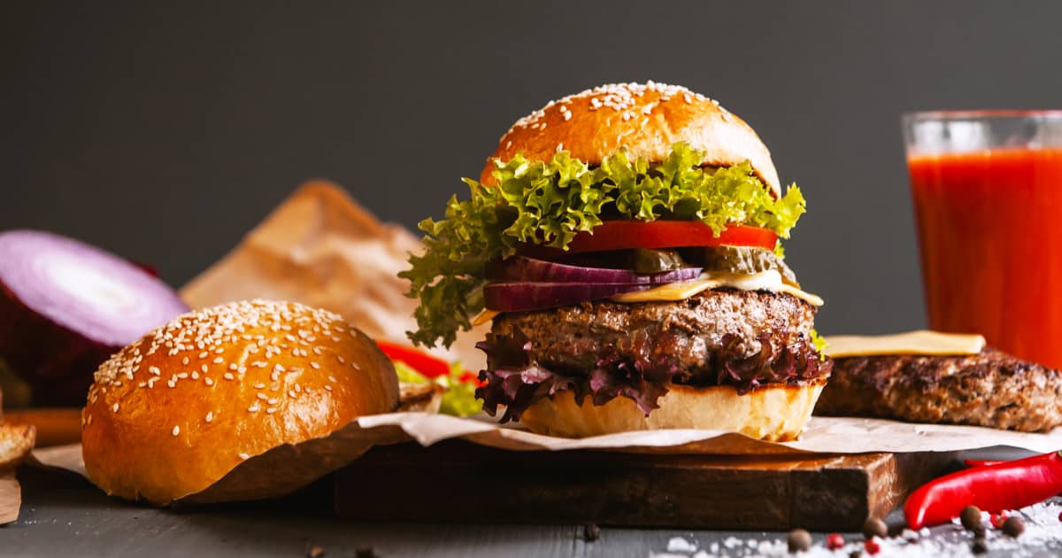 Recette Burger steak haché, tomates, salade, bacon et cheddar sur Chefclub  daily