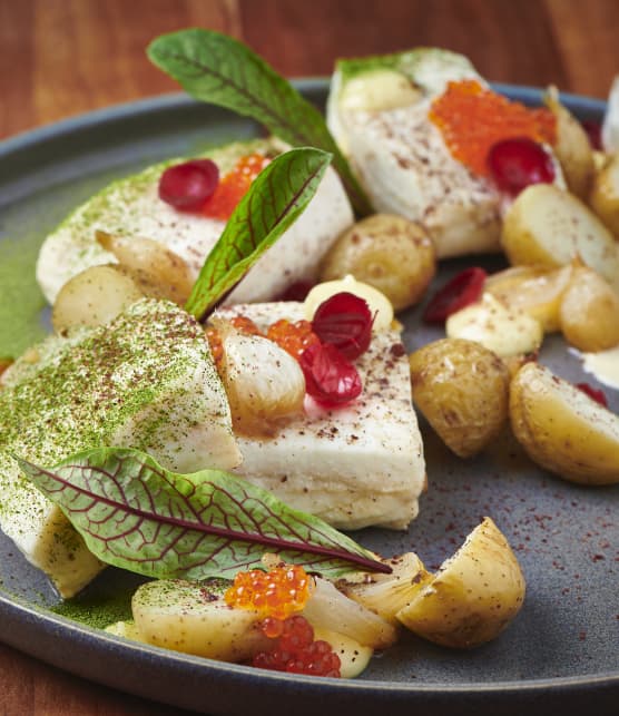 Flétan au lait d’oseilles, pommes de terre nouvelles au sumac, oeufs de truite et aïoli au charbon