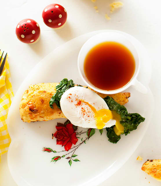 oeufs à la florentine sur scone maison cheddar et oignons