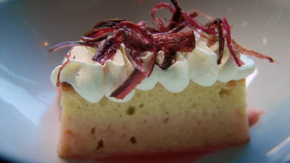 Gâteau à l'huile d'olive et rhubarbe rôtie avec crème fouettée à la verveine et granité à la rhubarbe