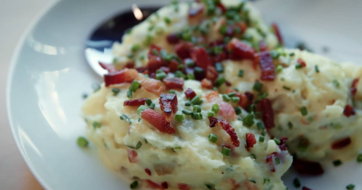 Écrasée de pommes de terre, crème fraîche, fromage cheddar et lardons