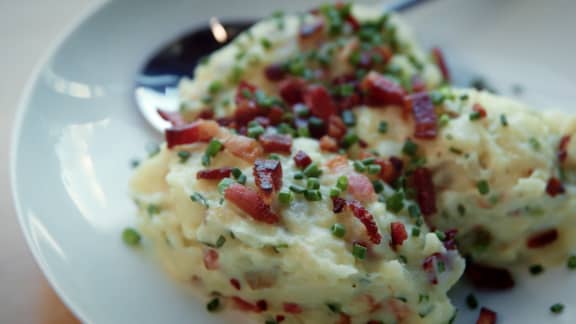 Écrasée de pommes de terre, crème fraîche, fromage cheddar et lardons