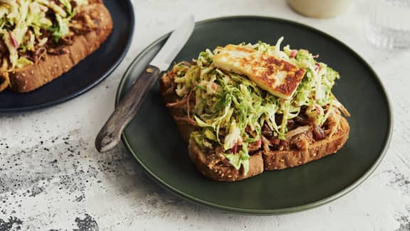 Tartines au porc effiloché & salade de choux de Bruxelles