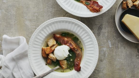 Soupe déjeuner aux oeufs, au bacon & aux croûtons