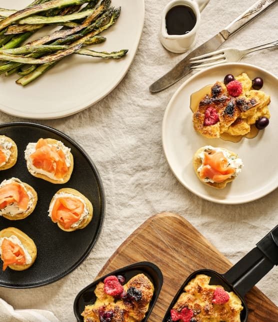 Pain doré et blinis au saumon fumé sur plaque à raclette