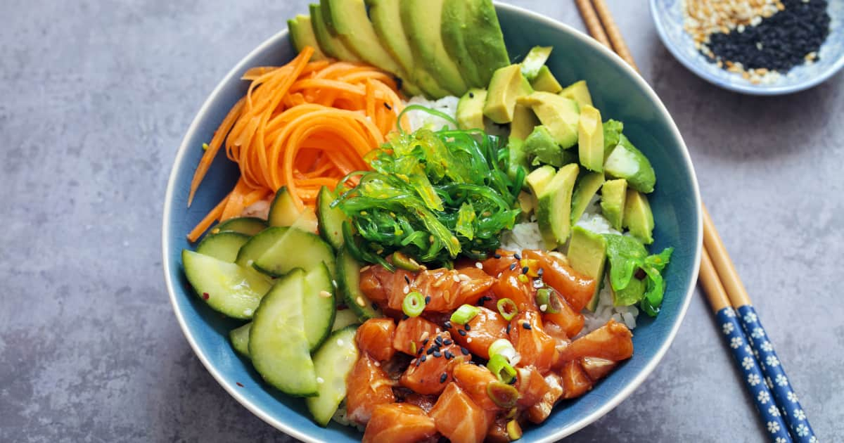 Recette de Poke Bowl - Cette marinade fait grimper le saumon et l'avocat à  un autre niveau ! - Cooking with Dog