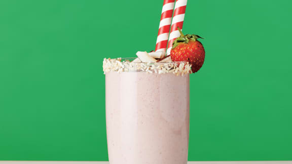 Lait de soya frappé à la noix de coco et aux fraises