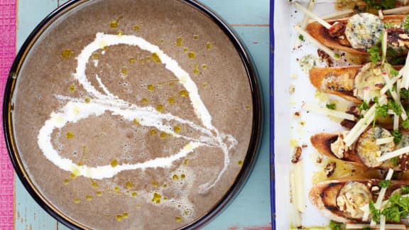 Soupe aux champignons, croûtons au Stilton, pommes et noix