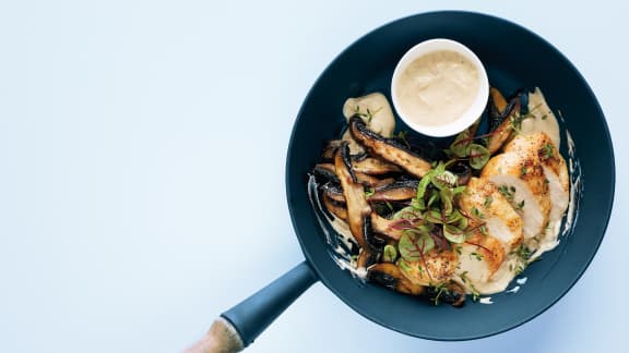 Poulet aux portobellos grillés, sauce dijonnaise et thym