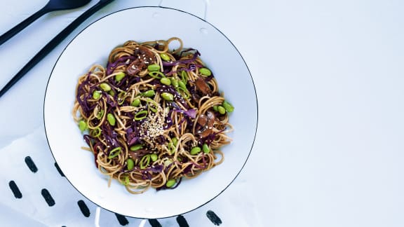 Nouilles soba au chou rouge et aux champignons café