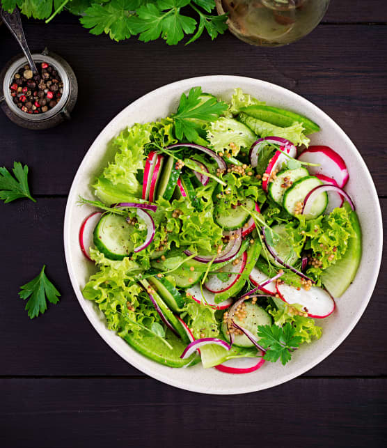 Faudrait-il manger la salade avant ou après un repas ? La réponse pourrait vous surprendre