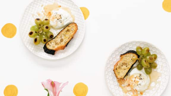 Entrée de chèvre frais au miel et aux raisins grillés