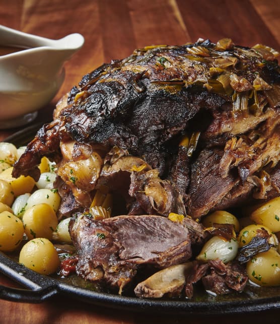 Cuissot de sanglier au vin rouge et aux oignons et perles de pommes de terre aux herbes