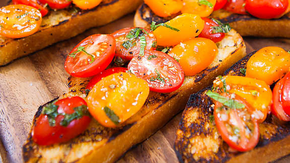 Bruschetta aux tomates à la menthe