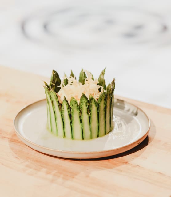 Chartreuse d’asperges, corégone fumé et œuf frit