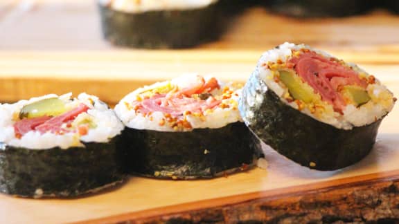 Maki au smoked meat et cornichons frits