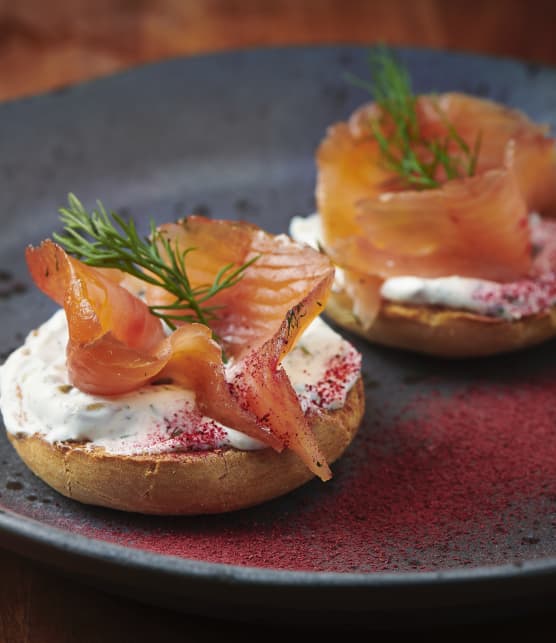 Gravlax de truite au fouetté d’aneth, câpres et citron sur bagel rôti