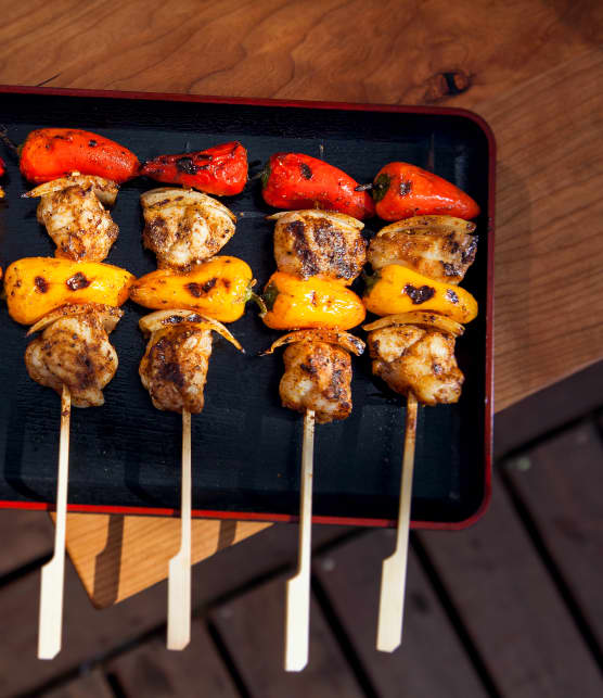 mini-brochettes de lotte sur le BBQ aux épices espagnoles