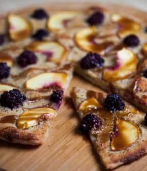 Recette de pizza sucrée aux nectarines et à la frangipane