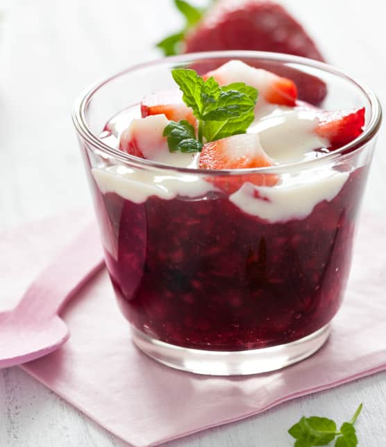 Verrine fraises-rhubarbe et crème de cassis