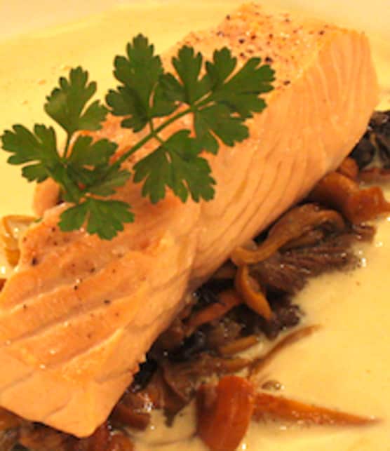 saumon poché aux champignons, émulsion de lard