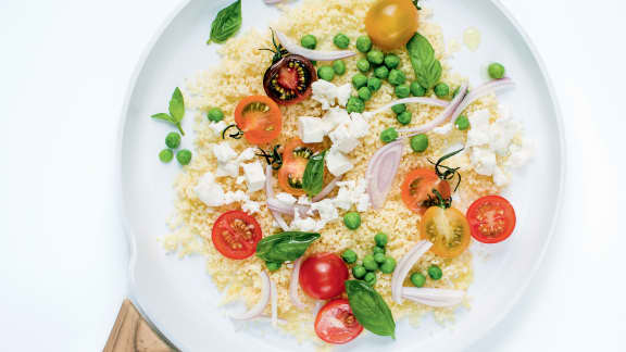 Couscous aux petits pois, tomates cerises, basilic et feta