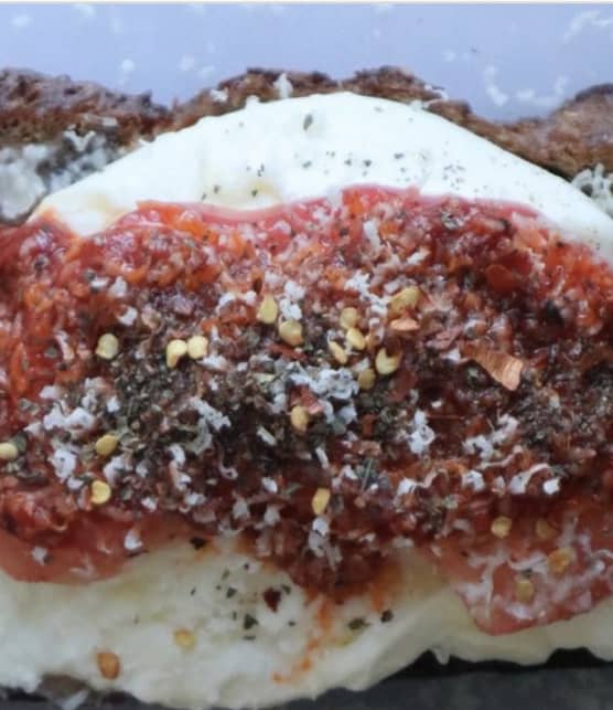 Voici comment réaliser la recette de pizza toast de Hailey Bieber
