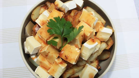 Lundi : Poutine aux topinambours et au camembert sauce demi-glace à l’ail rôti