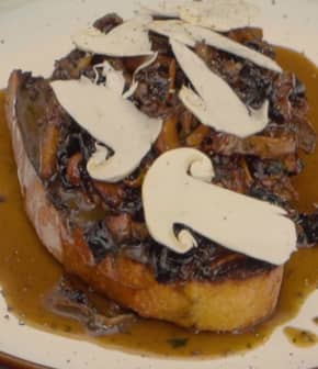 Toast à l'ail noir et aux champignons